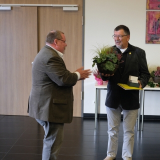 Ehrengeschenk des LNG für Eckhardt Maier